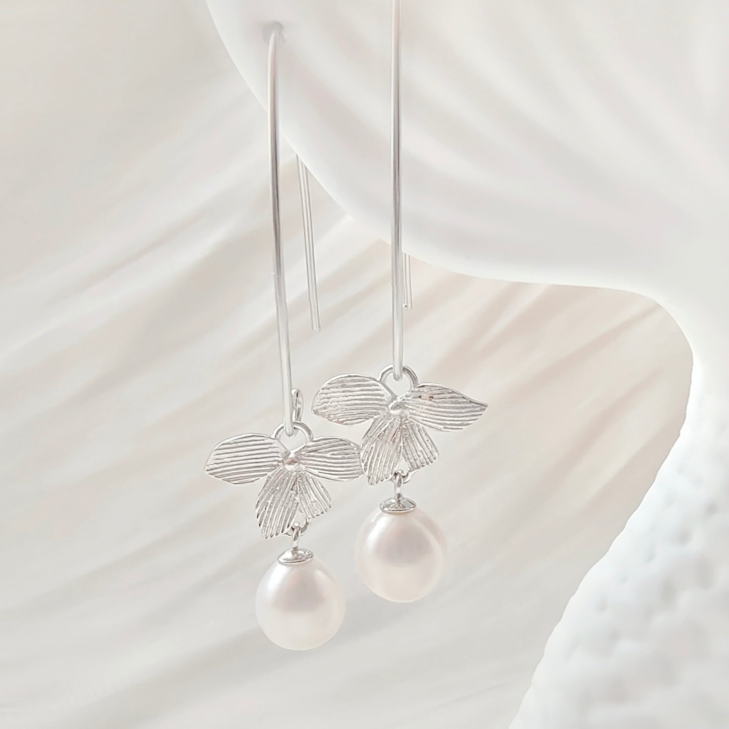 RABO2301 Boucles d'oreilles à la forme de feuille avec une goutte de perle naturel