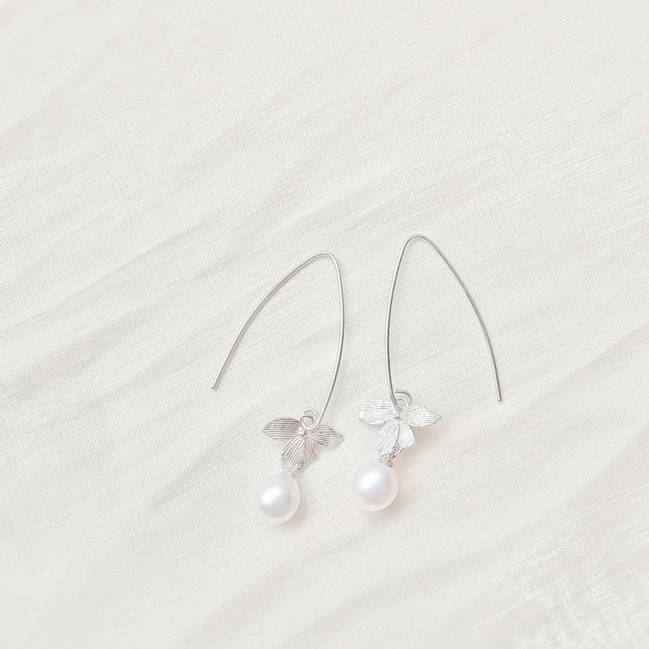RABO2301 Boucles d'oreilles à la forme de feuille avec une goutte de perle naturel
