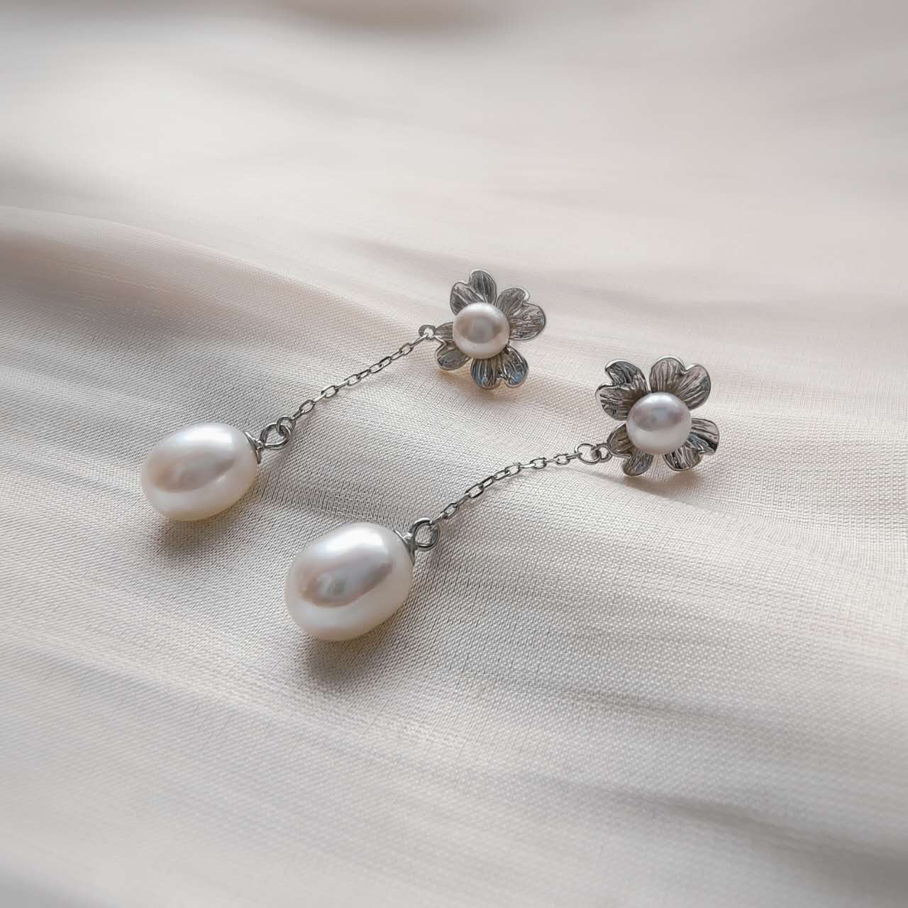 RABO2302 Boucles d'oreilles à la forme de fleur avec une goutte de perle naturel
