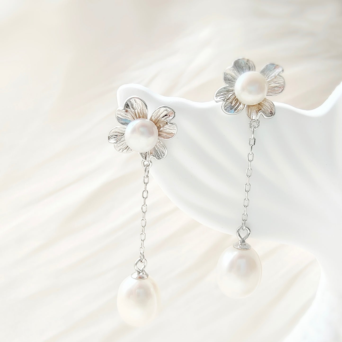 RABO2302 Boucles d'oreilles à la forme de fleur avec une goutte de perle naturel